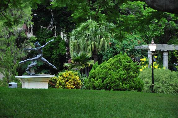 Escultura em meio a jardim de parque em Hamilton, capital de Bermuda